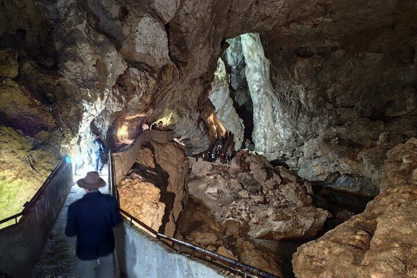 Hiking to Eagle's Eye and Devil's Throat Cave