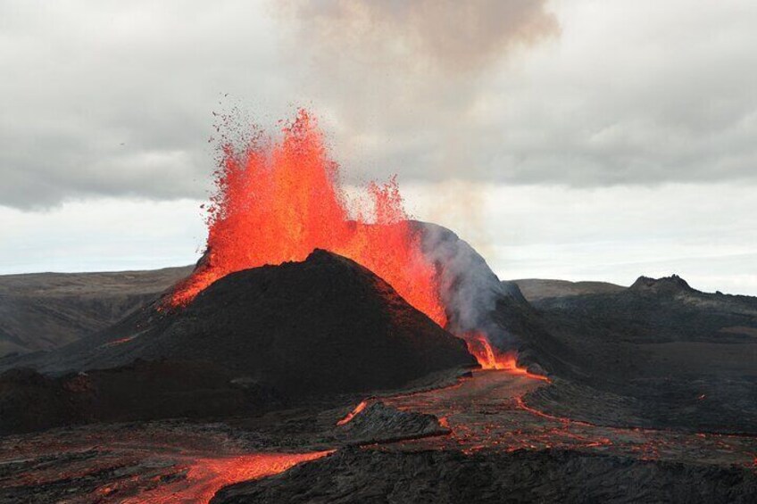 Private Grand Volcano Site Hiking Tour 