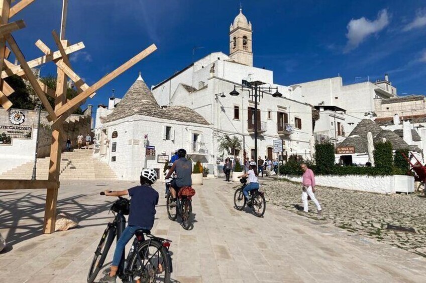 Alberobello in e-bike. The countryside, a mill and a farm