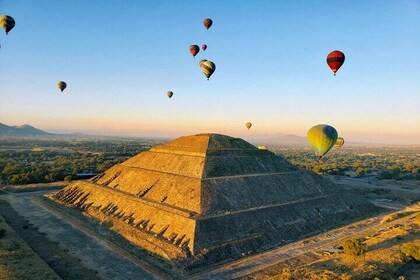 Vuelo en Globo sobre Teotihuacan con Desayuno y Tour en Pirámides