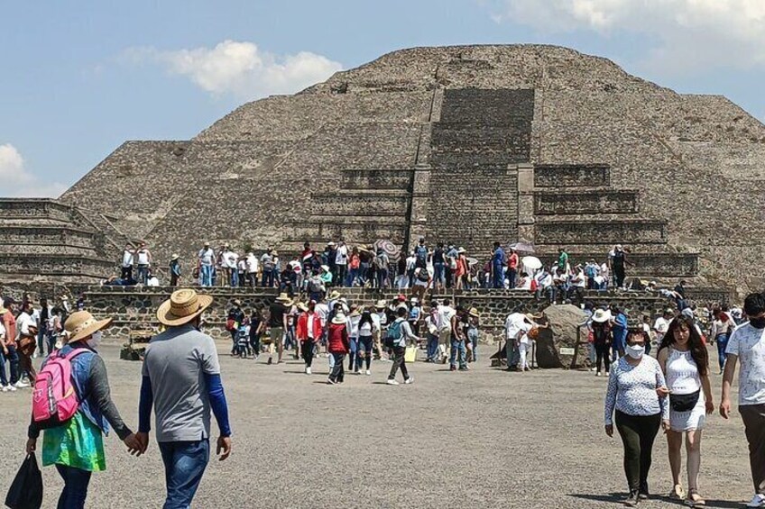 Full Day Private Tour to Teotihuacan in Luxury Car