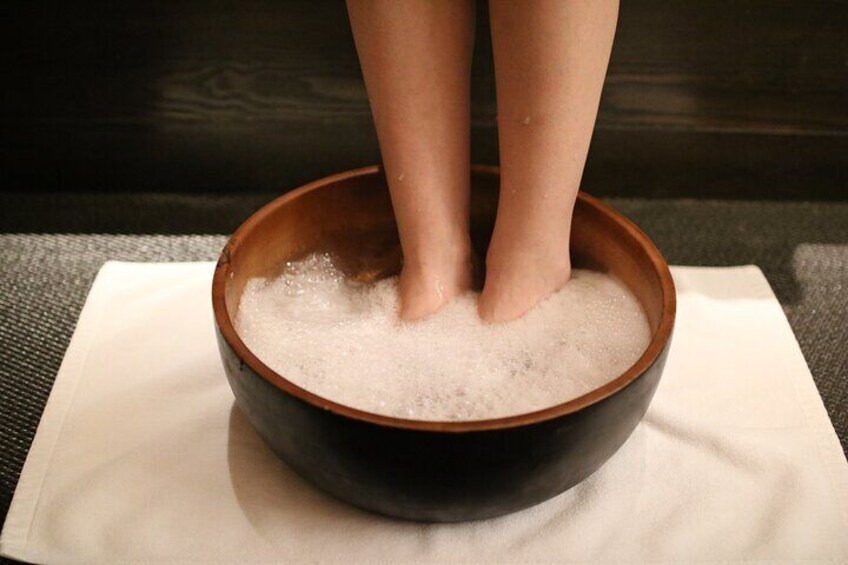 Relaxing aroma footbath with soda