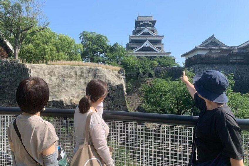 A guide who grew up in the area will provide an easy-to-understand and brief explanation about the attractions of Kumamoto Castle, which is considered one of Japan's top three castles.