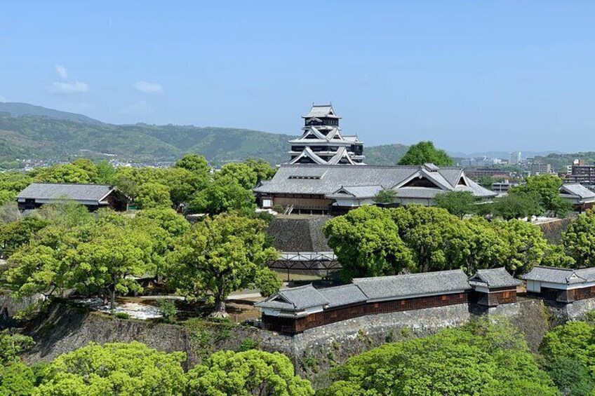 Kumamoto Castle is renowned for its sturdy defensive structure, elegant architectural style, and captivating historical narratives, which make it truly captivating.