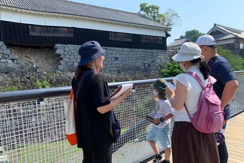 The progress of recovery from the damage caused by the Kumamoto earthquake can be observed from special viewing paths, allowing visitors to witness the ongoing reconstruction efforts.