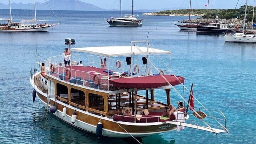 Pirate Boat Tour in Bodrum with Lunch & Fresh Fruit