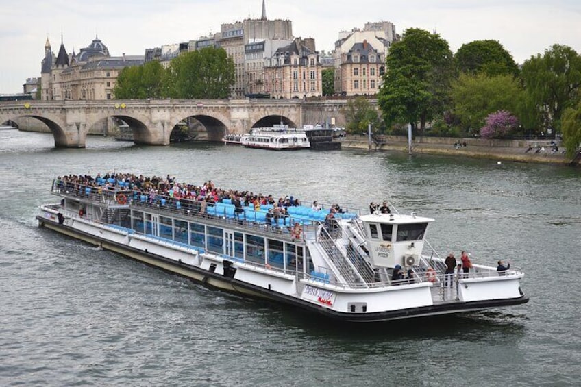 Seine River Cruise with commentary one hour Seine Cruise