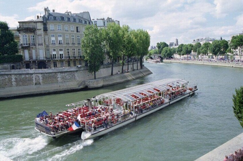 Seine River Cruise with commentary one hour Seine Cruise