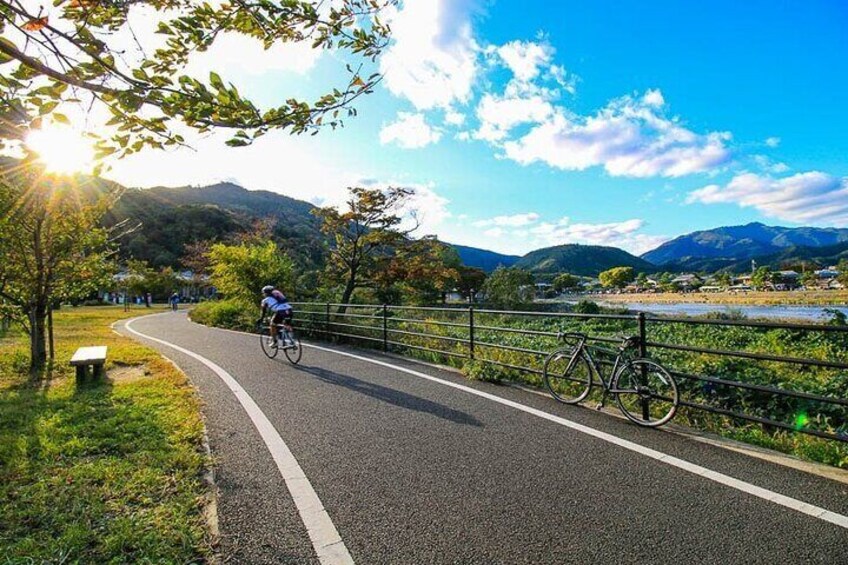 Enjoy stress-free Cycling on Kansai riverside cycle paths. 