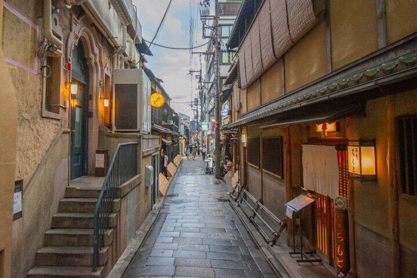 Kawaramachi streets, you will be able to choose good location for dinner from various Izakaya (a type of bar with localized good food expected place)