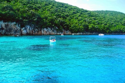 Excursión en barco de Corfú a Sivota con barbacoa a bordo