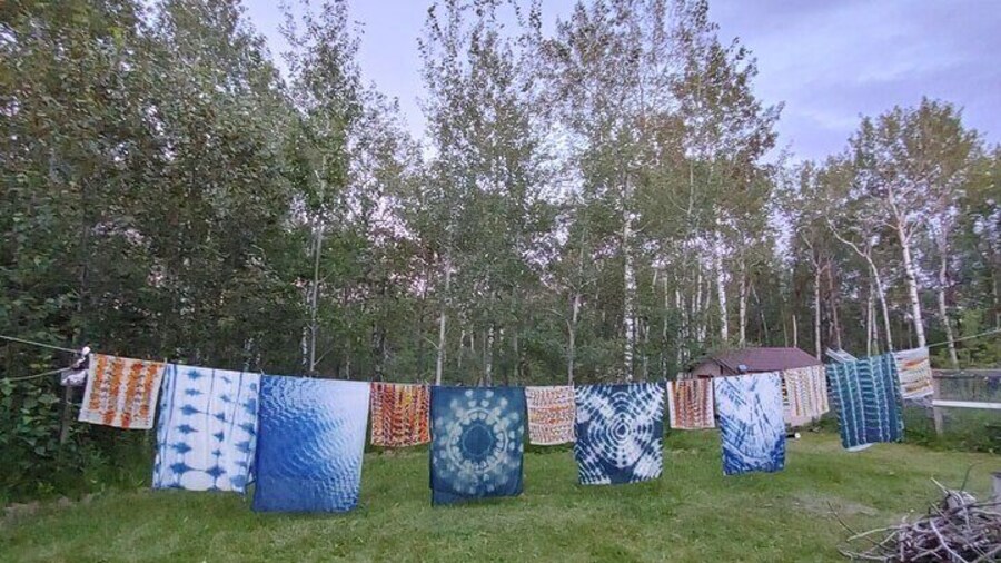 East guests make an indigo-dyed shawl (long blue textile) and floral-dyed silk scarf