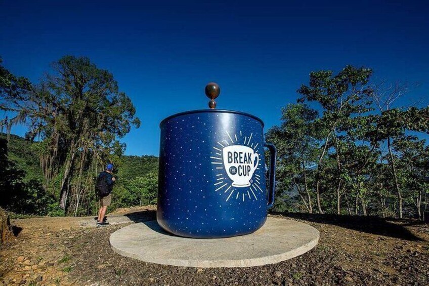 The giant sculptures that tell the story of coffee are one of the attractions of the Coffee Tour Adventure that you can enjoy at Hacienda Orosi.