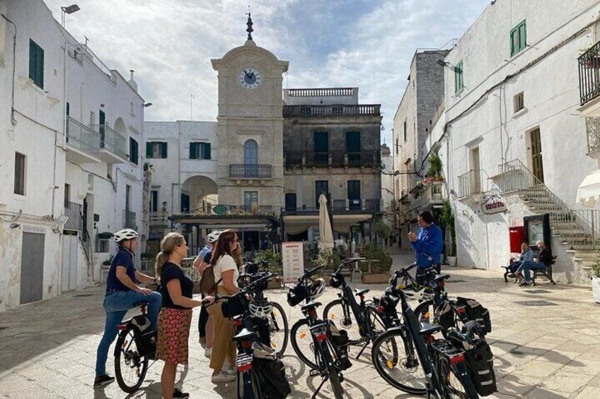 Cisternino e-bike tour. Visit a winery and an oil mill