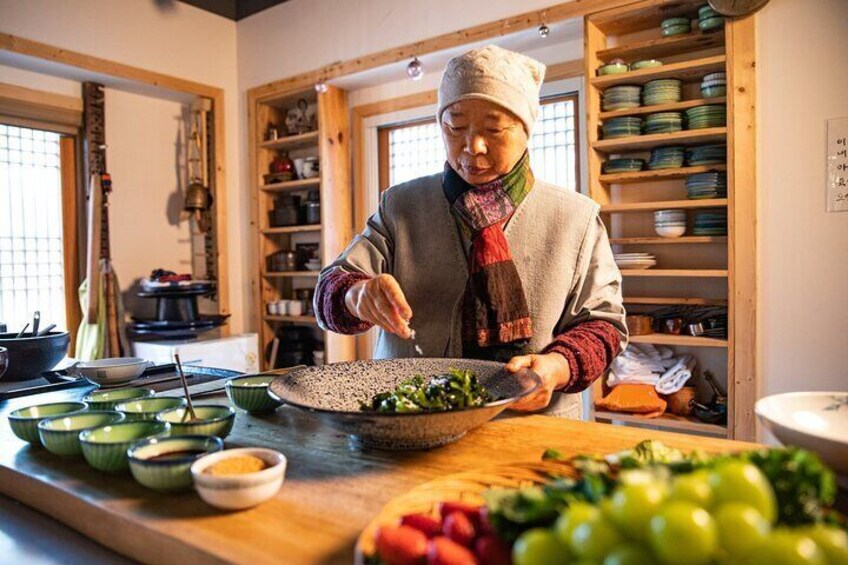 Seoul: Oriental Medicine&Optional Temple Vegan Cooking Class