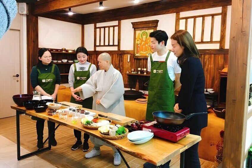 Seoul: Oriental Medicine&Optional Temple Vegan Cooking Class