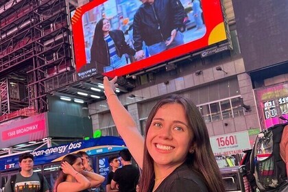 Sehen Sie sich selbst auf einer Plakatwand am Times Square in New York City