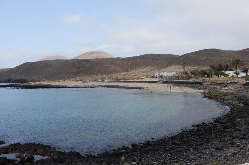 Image of the beach of the town Pedro Barba de La Graciosa, one of the stops during the safari