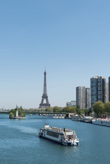 Trattoria Style Dinner Cruise. Paris.