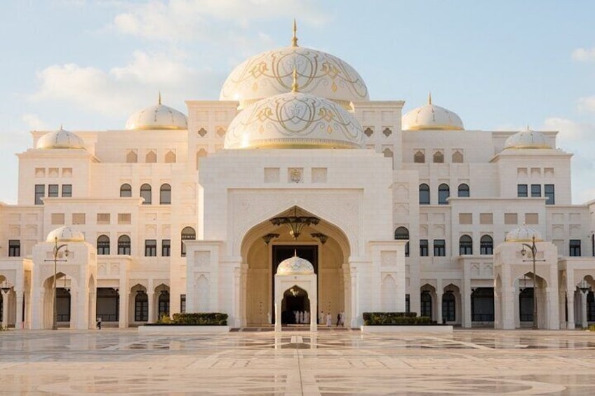 Private Guided Tour in Abu Dhabi with Qasr Al Watan Ticket