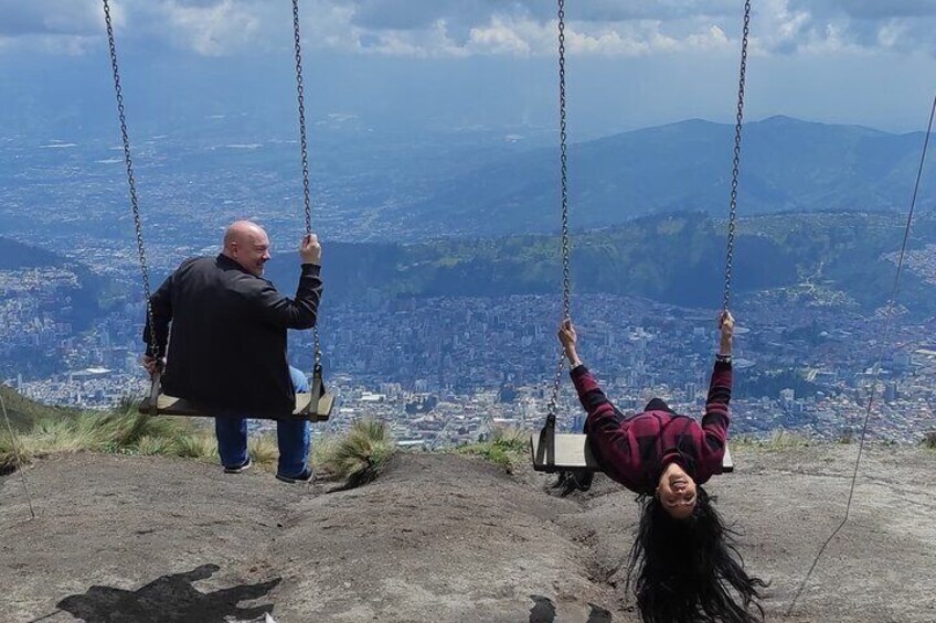 PRIVATE Tour, City tour Quito with Cable Car and Middle of the World