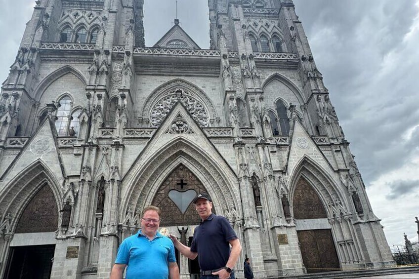PRIVATE Tour, City tour Quito with Cable Car and Middle of the World