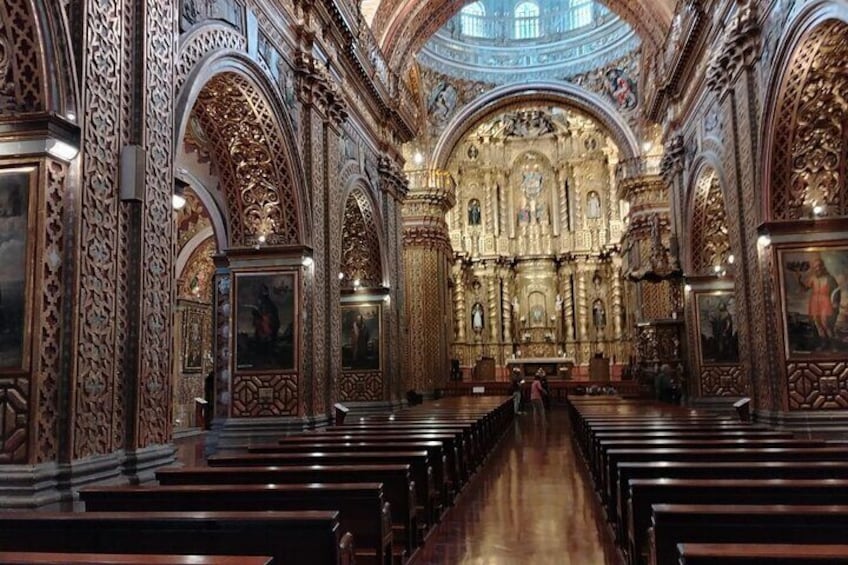 PRIVATE Tour, City tour Quito with Cable Car and Middle of the World