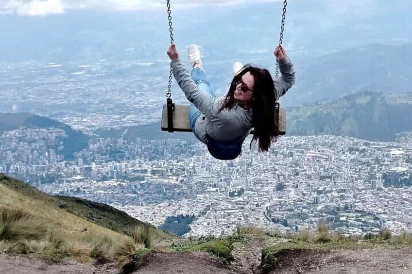 PRIVATE Tour, City tour Quito with Cable Car and Middle of the World