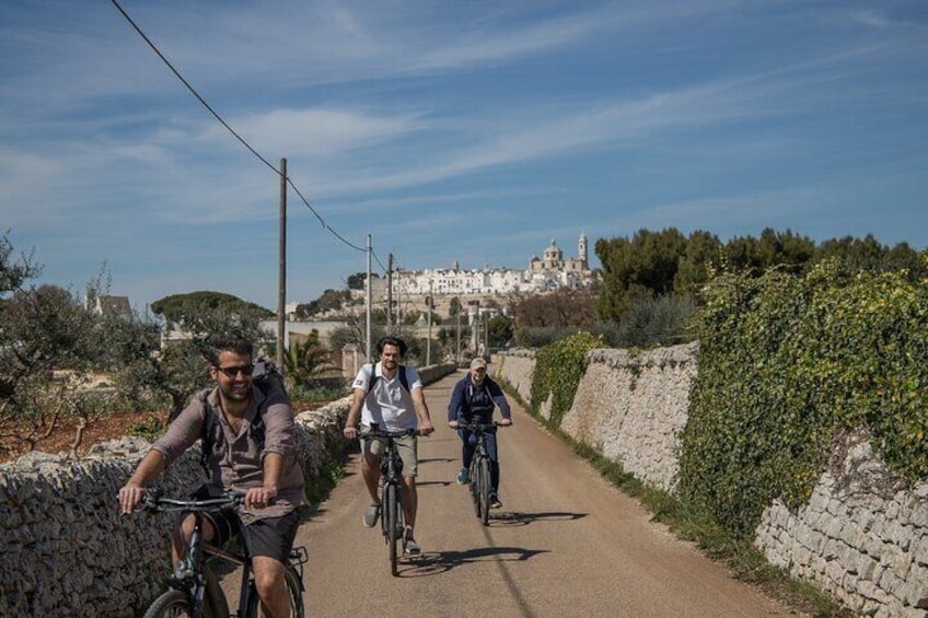 E-bike ring tour between Locorotondo and Martina Franca