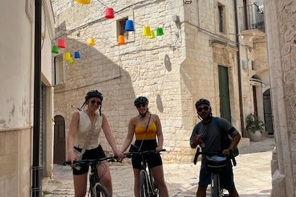 Tour in Polignano a Mare by E-Bike, Schiacciata and Wine