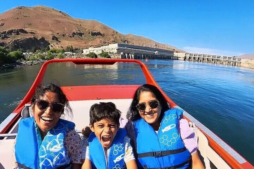 Columbia River: 15 Mile Boat Ride, Cruising & Thrills