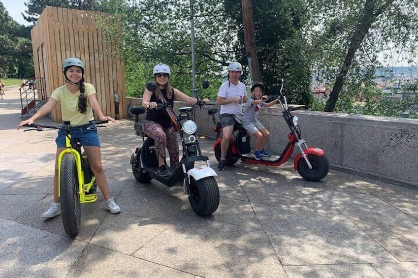 Private live guided E-scooter Tour in Prague: 2 hours