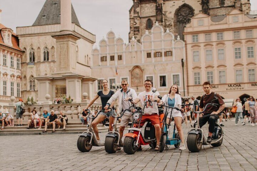 Private live guided E-scooter Tour in Prague: 2 hours