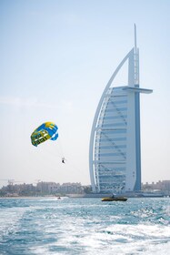 Dubai: Parasailing-Abenteuer mit atemberaubendem Blick auf das Burj Al Arab