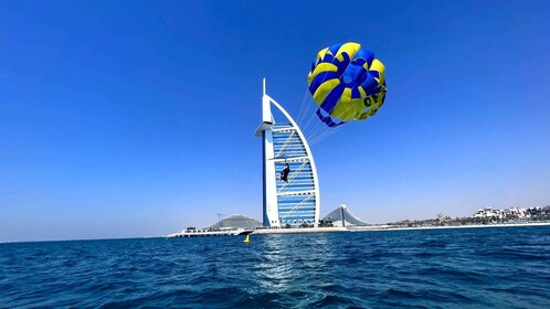 Dubai: Parasailing-Abenteuer mit atemberaubendem Blick auf das Burj Al Arab