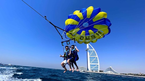 Dubai: Parasailing, gelato, foto e video del Burj Al Arab