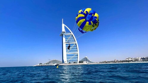 ดูไบ: การผจญภัยพาราเซลลิ่งพร้อมชมวิวอันตระการตาของ Burj Al Arab