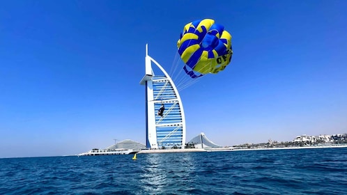 Dubai: Burj Al Arab Bekijk parasailervaring
