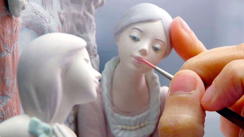 Ver elemento 4 de 7. Close-up of someone hand painting a figurine at Lladro Factory in Valencia