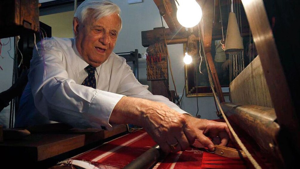 Foto 1 von 8 laden Man weaving silk at Colegio del Arte Mayor de la Seda in Valencia