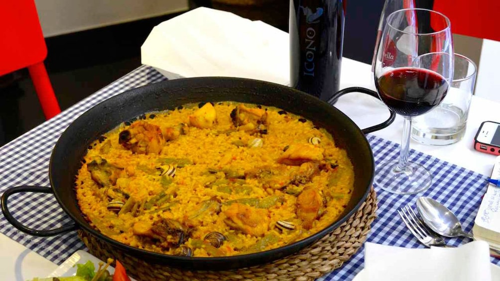 Foto 4 von 7 laden Dish of paella in Valencia