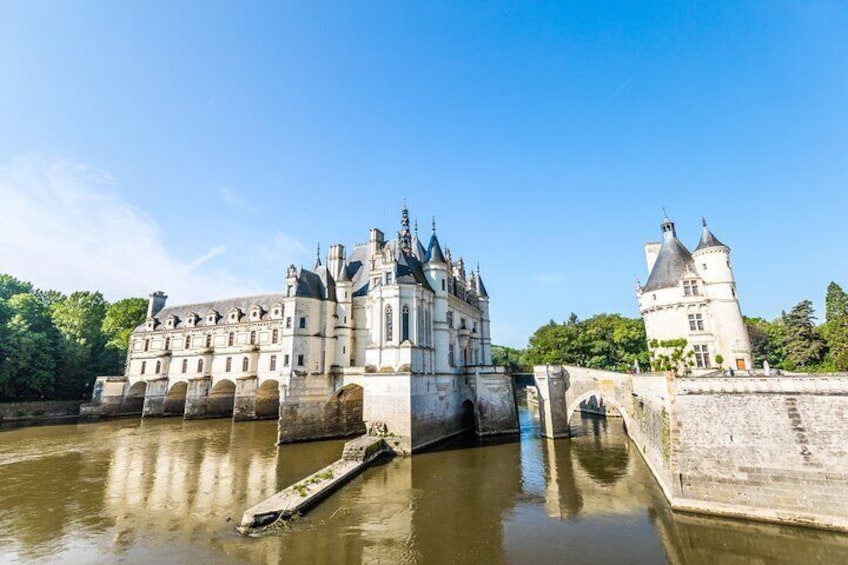 Loire Valley Castles Guided Tour with Transportation from Paris