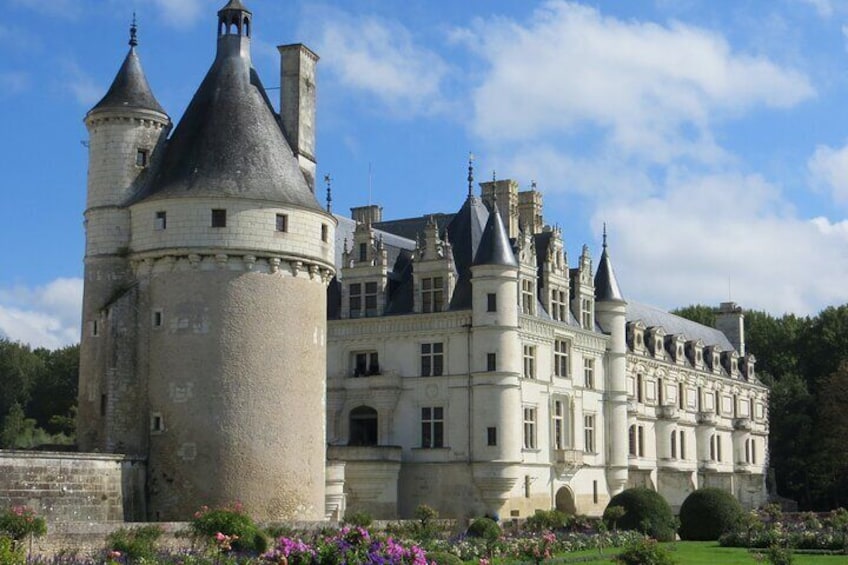 Loire Valley Castles Guided Tour with Transportation from Paris