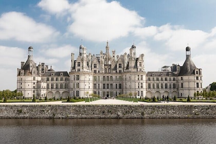 Loire Valley Castles Guided Tour with Transport from Paris
