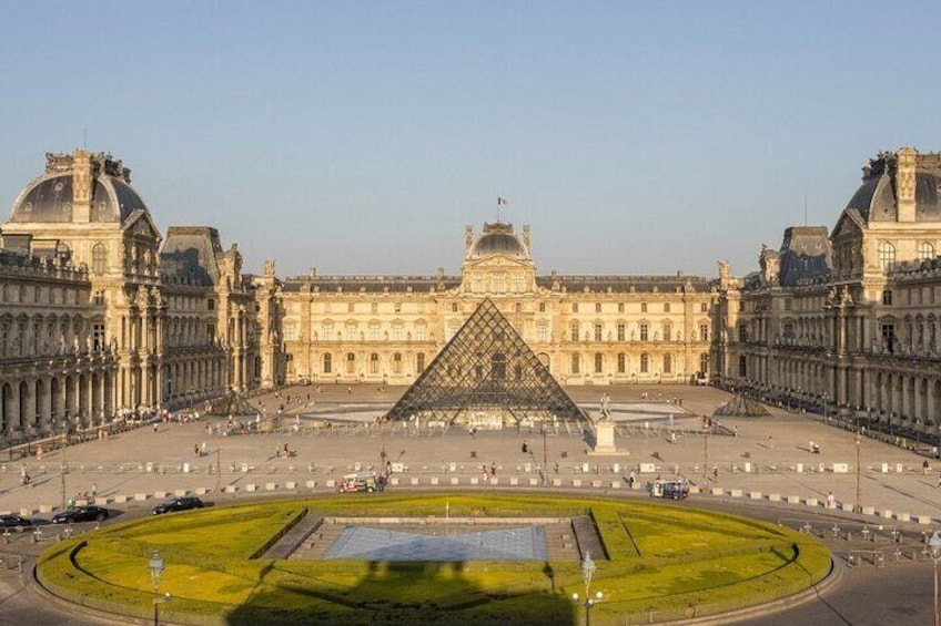 Private Tour with Skip the Line Tickets to Louvre Museum & Crepes