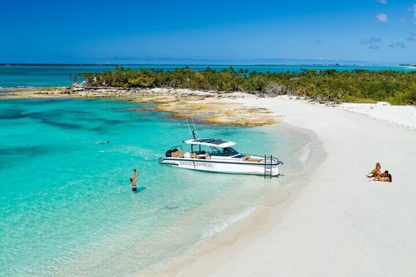 2-Hour Private Guided Luxury Axopar Charter in Turks and Caicos
