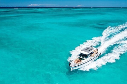 2-Hour Private Guided Luxury Axopar Charter in Turks and Caicos