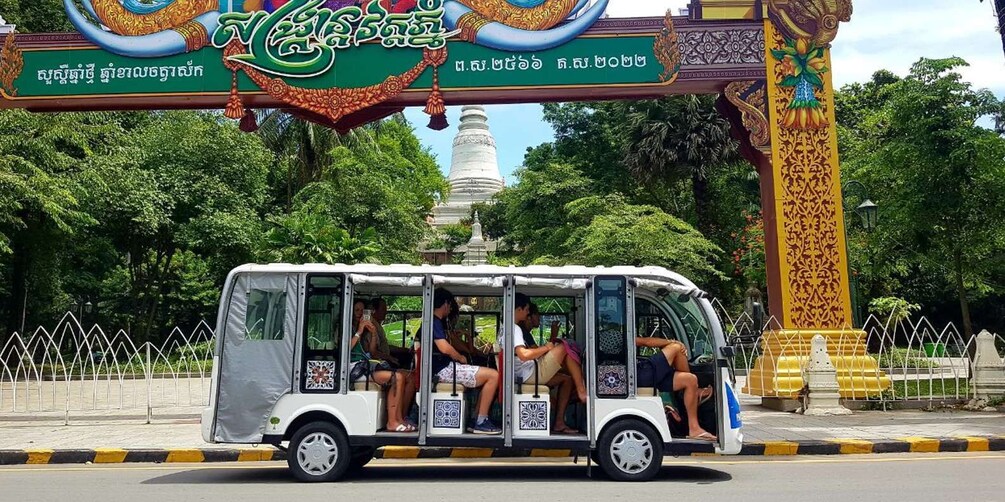 Heritage tour of Phnom Penh in electric bus