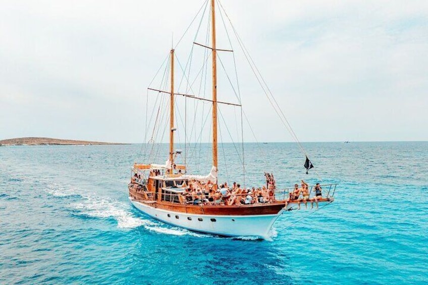 Malta: Comino Cruise and Jeep Tour with lunch and Transport