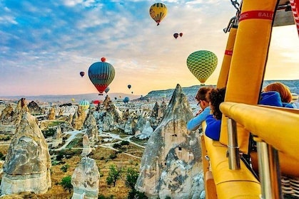 Cappadocia in Comfort : Hot Air Balloon and Sightseeing the Highlights!